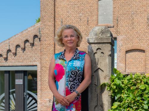 Ineke Nijsse voor haar woning de Meestoof in Kapelle.